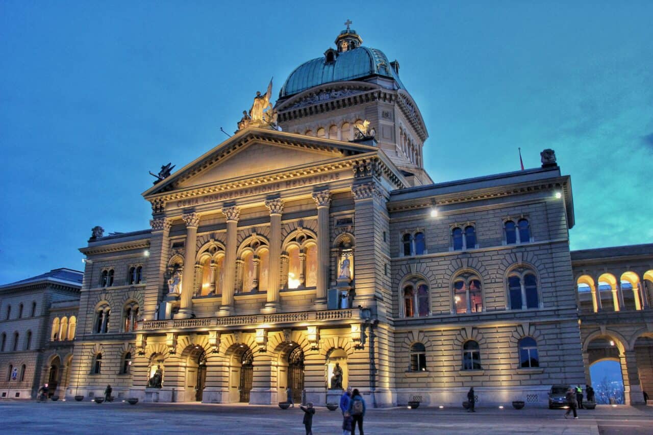 Switzerland reviewing banking secrecy law